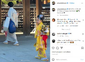 お参りに来た親子を撮影したオーランド（画像は『Orlando Bloom　2022年12月26日付Instagram「ありがとございます Tokyo happy merriment」』のスクリーンショット）