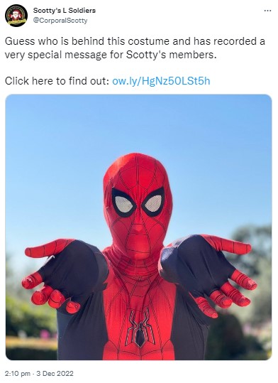 スパイダーマンのコスチュームで登場したヘンリー王子（画像は『Scotty's L Soldiers　2022年12月3日付Twitter「Guess who is behind this costume and has recorded a very special message for Scotty’s members.」』のスクリーンショット）