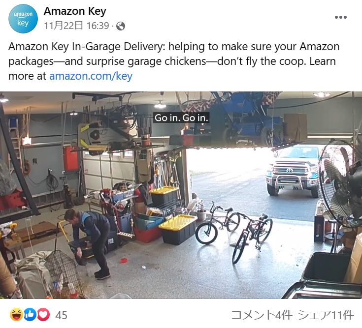 ガレージにあったケージにニワトリを入れる配達員（画像は『Amazon Key　2022年11月22日付Facebook「Amazon Key In-Garage Delivery: helping to make sure your Amazon packages」』のスクリーンショット）