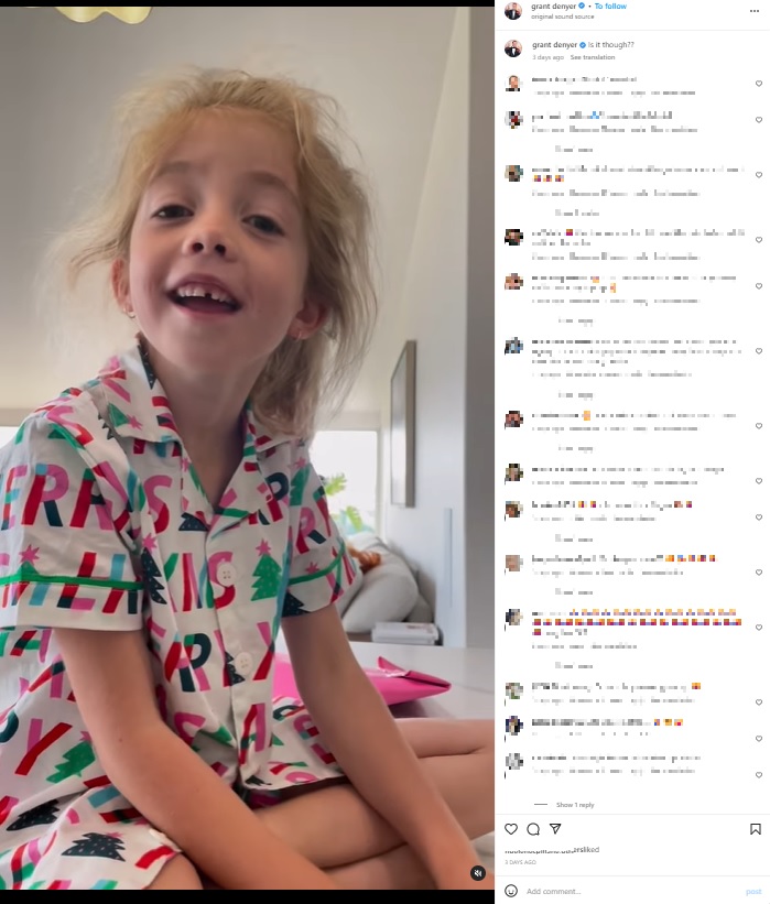 キッチンカウンターの上で父と話をする6歳次女（画像は『Grant Denyer　2022年12月22日付Instagram「Is it though??」』のスクリーンショット）