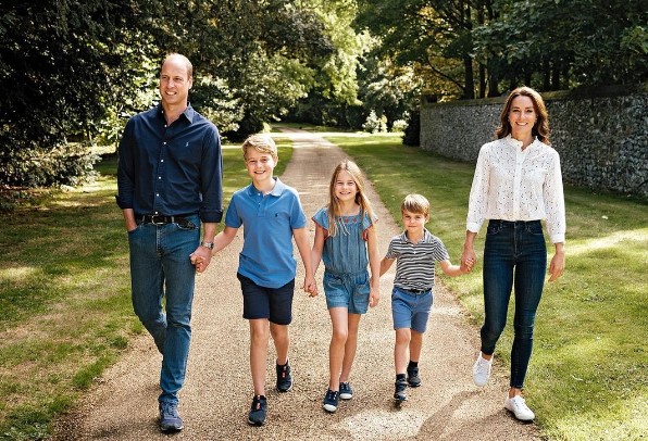 ウィリアム皇太子夫妻の子供達3人もパレード参加へ（画像は『The Prince and Princess of Wales　2022年12月13日付Instagram「Sharing a new picture of the family for this year’s Christmas card!」』のスクリーンショット）