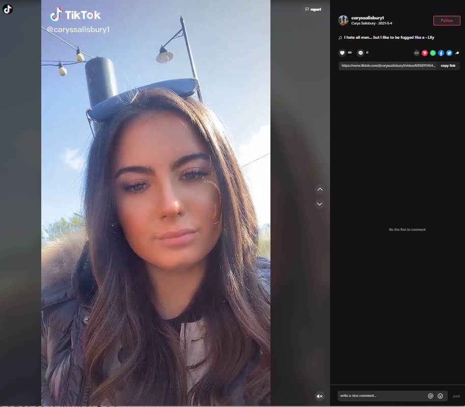 脚のレーザー脱毛をした女性（画像は『Carys Salisbury　2021年5月4日付TikTok』のスクリーンショット）