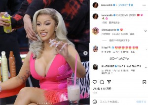 『The Jason Lee Show』に出演したカーディ・B（画像は『Cardi B　2023年1月16日付Instagram「CHECK MY STORY」』のスクリーンショット）