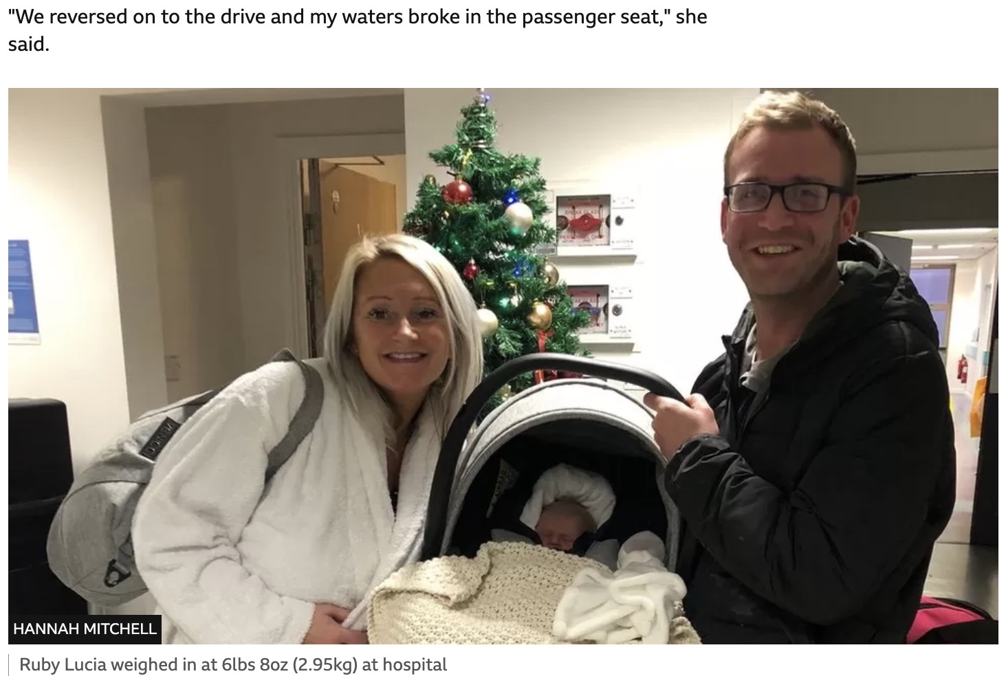 ハンナとパートナーのフィルさんと生まれたばかりのルビー・ルーちゃん（画像は『BBC News　2023年1月5日付「Aldridge woman gives birth on drive after being sent home from hospital」（HANNAH MITCHELL）』のスクリーンショット）