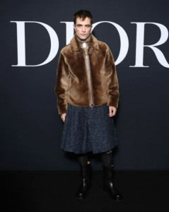 スカートを着こなしたロバート・パティンソン（画像は『Dior Official　2023年1月20日付Instagram「The ＃DiorWinter23 by」』のスクリーンショット）