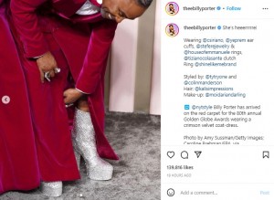 クリスタルが煌めくプラットフォームブーツを履いていたビリー（画像は『Billy Porter　2023年1月10日付Instagram「She’s heeerrrrre!」』のスクリーンショット）