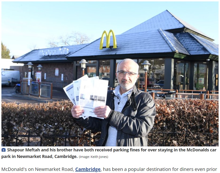 マクドナルドの前で罰金通知を見せる男性（画像は『Cambridgeshire Live　2023年1月20日付「Resident’s ‘parking hell’ as fines make McDonald’s ‘most expensive meal ever’」（Image: Keith Jones）』のスクリーンショット）