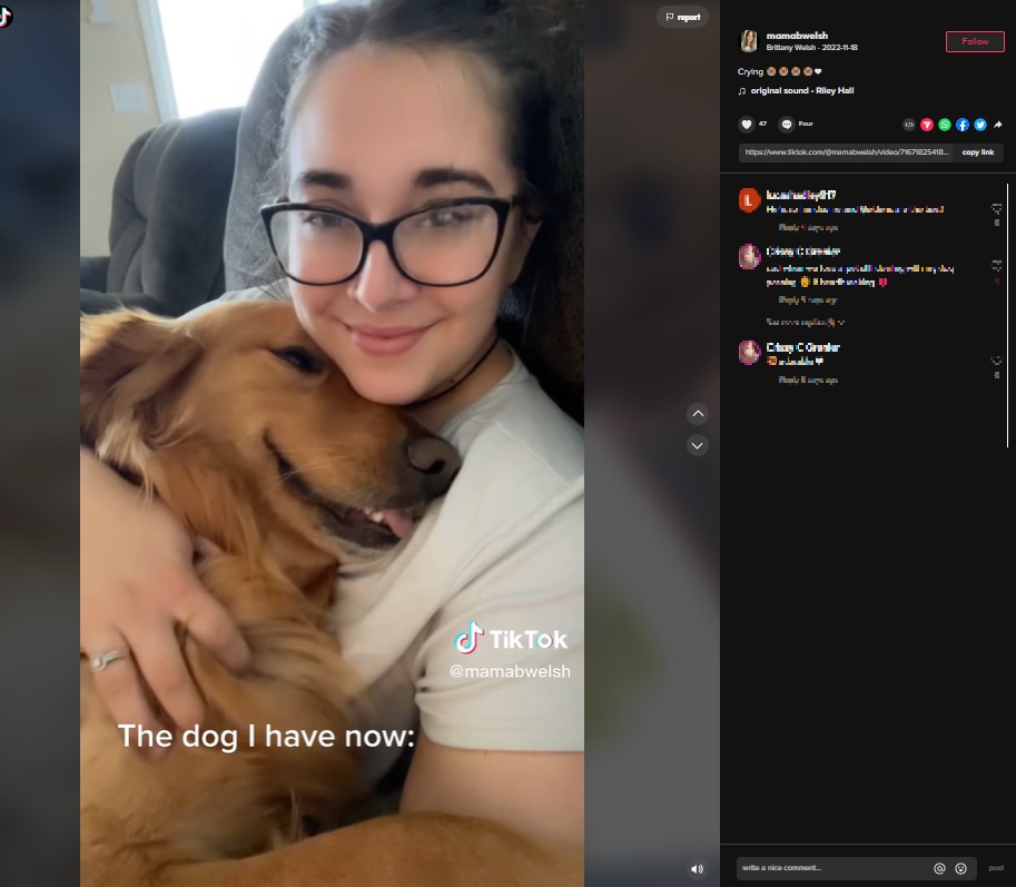 飼い犬のチャーリーと一緒の女性（画像は『Brittany Welsh　2022年11月18日付TikTok「Crying」』のスクリーンショット）