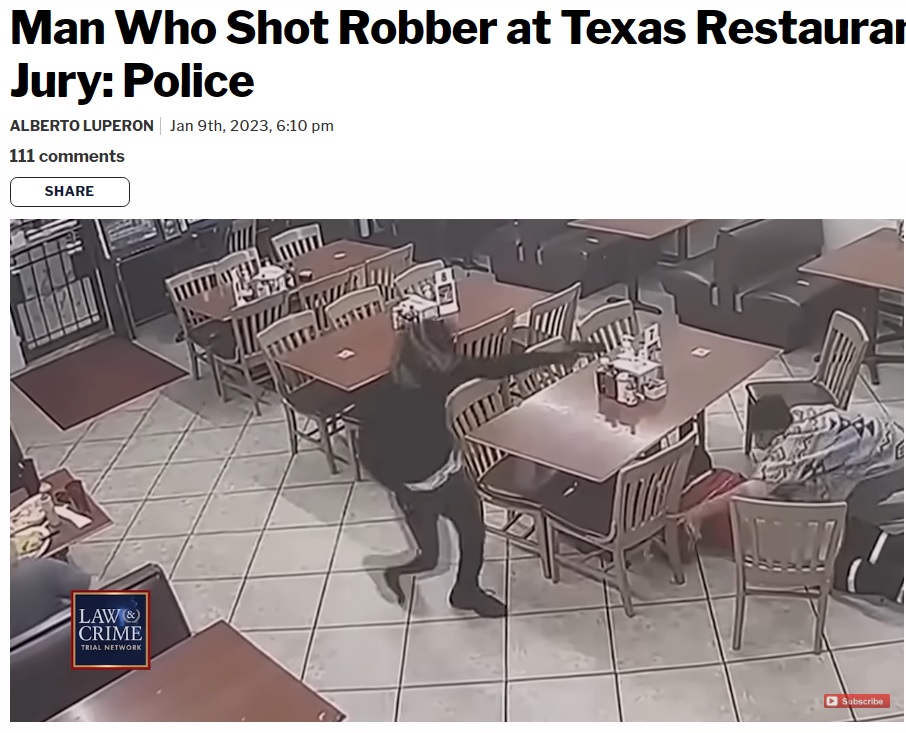 店内の客に現金や財布を出すように要求したエリック（画像は『Law ＆ Crime　2023年1月9日付「Man Who Shot Robber at Texas Restaurant Will Face Grand Jury: Police」』のスクリーンショット）