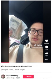 朝マックをテイクアウトしたはずだったヨシヤさん（画像は『Josiah Vargas　2023年1月16日付TikTok「＃fyp ＃mcdonalds ＃deposit ＃dogoodthings」』のスクリーンショット）