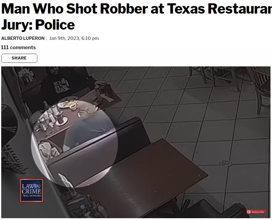 強盗が背を向けた隙に銃の準備をする男性客（画像は『Law ＆ Crime　2023年1月9日付「Man Who Shot Robber at Texas Restaurant Will Face Grand Jury: Police」』のスクリーンショット）