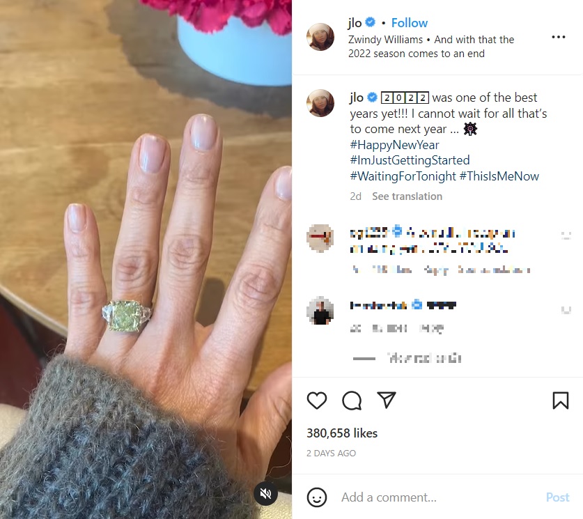 ベンから受け取ったグリーンダイヤモンドの婚約指輪（画像は『Jennifer Lopez　2023年1月1日付Instagram「2022 was one of the best years yet!!!」』のスクリーンショット）