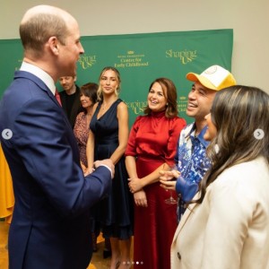 ゲストと交流するウィリアム皇太子（画像は『The Prince and Princess of Wales　2023年1月30日付Instagram「Just a few hours until the Shaping Us campaign begins…」』のスクリーンショット）