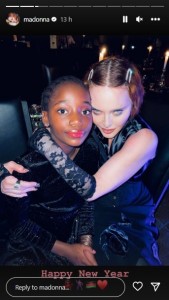 双子の娘の1人と抱き合うマドンナ（画像は『Madonna　2023年1月1日付Instagram』のスクリーンショット）