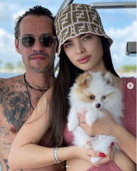 マークと23歳の新妻ナディア・フェレイラ（画像は『Marc Anthony　2022年10月22日付Instagram「Les presentamos al nuevo miembro de la familia」』のスクリーンショット）