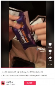 食べようとした彼女もガッカリすることに（画像は『Matt Ó　2023年1月13日付TikTok「I need to speak with big Cadbury about these cutbacks」』のスクリーンショット）