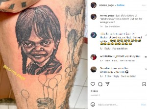 「どう見たってウェンズデーじゃない」の声（画像は『Norms Page　2023年1月2日付Instagram「I just did a tattoo of “Wednesday” for a client!!」』のスクリーンショット）