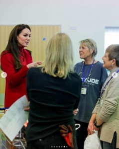 ボランティアの人々と語り合うキャサリン皇太子妃（画像は『The Prince and Princess of Wales　2023年1月26日付Instagram「Wonderful to spend some time with volunteers at Windsor Foodshare this morning.」』のスクリーンショット）