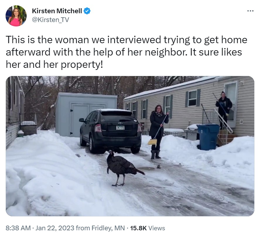 ほうきを手に七面鳥を追い払う住民（画像は『Kirsten Mitchell　2023年1月22日付Twitter「This is the woman we interviewed trying to get home afterward with the help of her neighbor.」』のスクリーンショット）