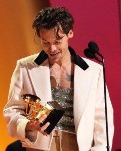 トロフィーを獲得し感慨深げなハリー・スタイルズ（画像は『Recording Academy/GRAMMYs　2023年2月5日付Instagram「Only look at us the way Harry looks at his Album Of The Year GRAMMY.」』のスクリーンショット）