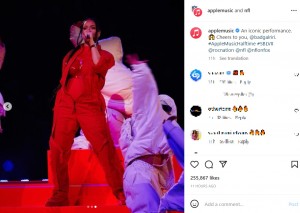 ハーフタイムショーでのリアーナ（画像は『Apple Music　2023年2月13日付Instagram「An iconic performance.」』のスクリーンショット）