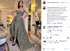 芸術のように美しいキャサリン・ゼタ＝ジョーンズ（画像は『Catherine Zeta-Jones　2023年2月7日付Instagram「Antman World Premiere!」』のスクリーンショット）