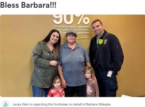 バーバラさん（中央）を支援したレイシーさんとケヴィンさんら（画像は『GoFundMe　2023年2月3日付「Bless Barbara!!!」』のスクリーンショット）