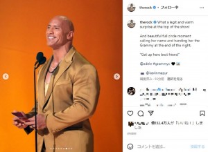 受賞者を発表するドウェイン・ジョンソン（画像は『Dwayne Johnson　2023年2月8日付Instagram「What a legit and warm surprise」』のスクリーンショット）