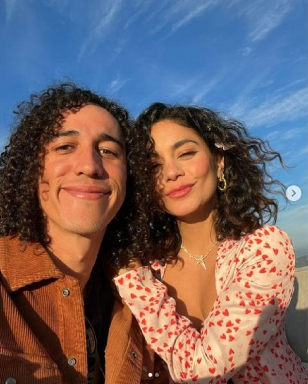 婚約報道が浮上したコール・タッカーとヴァネッサ・ハジェンズ（画像は『Vanessa Hudgens　2022年2月14日付Instagram「Happy vday from us crazies」』のスクリーンショット）