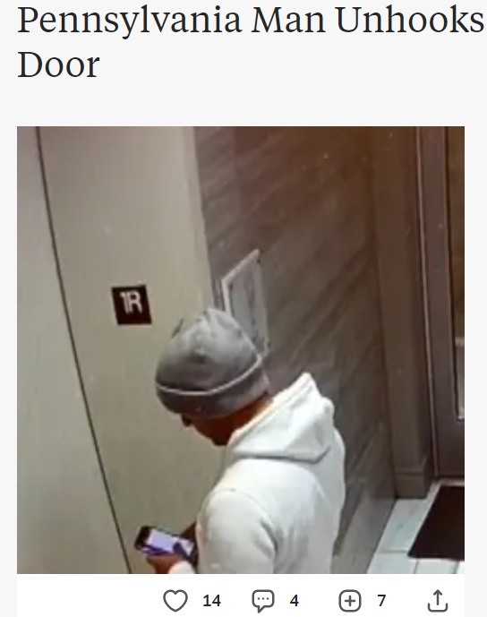 携帯をチェックしていた男性だったが…（画像は『Flipboard　2023年2月4日付「Pennsylvania Man Unhooks Dog From Leash Trapped in Elevator Door」（insideedition.com）』のスクリーンショット）