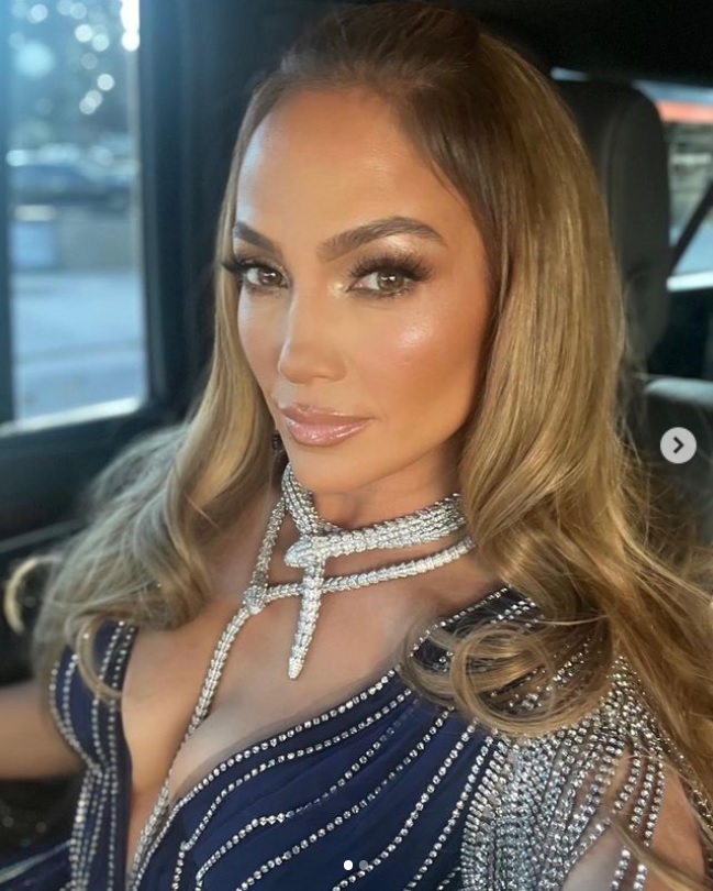 観客席でベンにスマホを見せていたジェニファー（画像は『Jennifer Lopez　2023年2月5日付Instagram「Hi ＃Grammys」』のスクリーンショット）