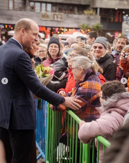 地元の人々から熱い歓迎を受ける皇太子夫妻（画像は『The Prince and Princess of Wales　2023年2月9日付Instagram「Here in Falmouth the ＠nationalmaritimemuseumcornwall」』のスクリーンショット）