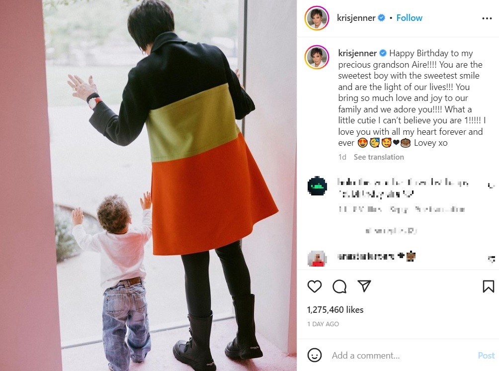 孫エアー君と窓辺に立つクリス・ジェンナー（画像は『Kris Jenner　2023年2月2日付Instagram「Happy Birthday to my precious grandson Aire!!!!」』のスクリーンショット）