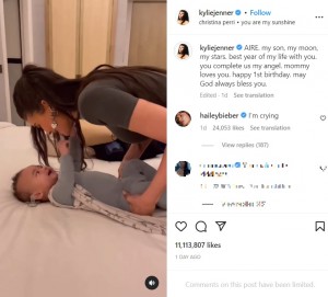 ママの顔に触れるエアー君（画像は『Kylie　2023年2月2日付Instagram「AIRE. my son, my moon, my stars.」』のスクリーンショット）