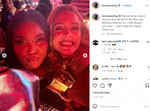 受賞した後のリゾとアデル（画像は『Lizzo　2023年2月6日付Instagram「The last time a black woman won Record of the Year was Whitney Houston for ‘I Will Always Love You’…」』のスクリーンショット）