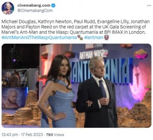 仲良く腕を組んで写真撮影を行った夫妻（画像は『cinemabang.com　2023年2月17日付Twitter「Michael Douglas,」』のスクリーンショット）