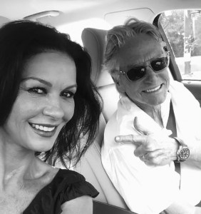 バレンタインデーにマイケルが公開した夫婦ショット（画像は『Michael Douglas　2023年2月14日付Instagram「Happy Valentine’s Day to my darling Catherine!」』のスクリーンショット）