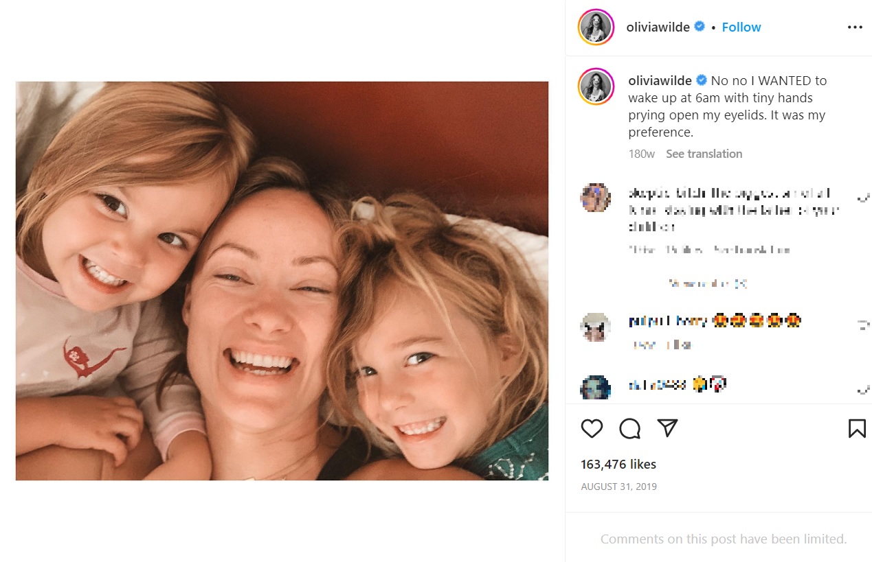 子供達2人とオリヴィア（画像は『Olivia Wilde　2019年8月31日付Instagram「No no I WANTED to wake up at 6am with tiny hands prying open my eyelids.」』のスクリーンショット）