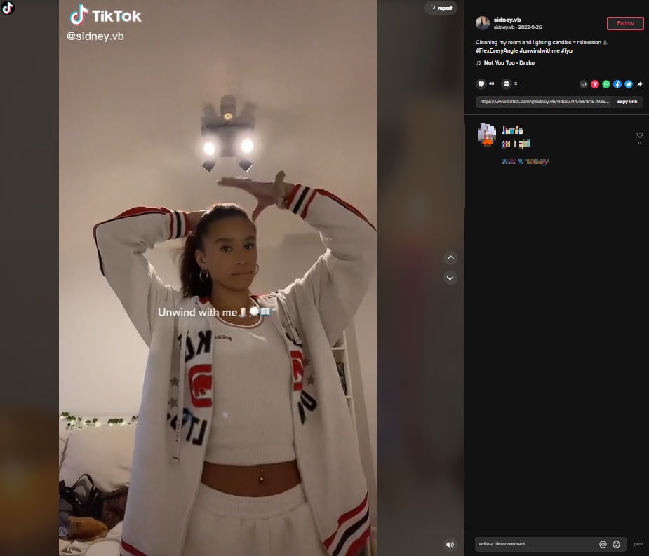 髪をアップにしてもよく似ている（画像は『sidney.vb　2022年10月12日付TikTok「Cleaning my room and lighting candles」』のスクリーンショット）