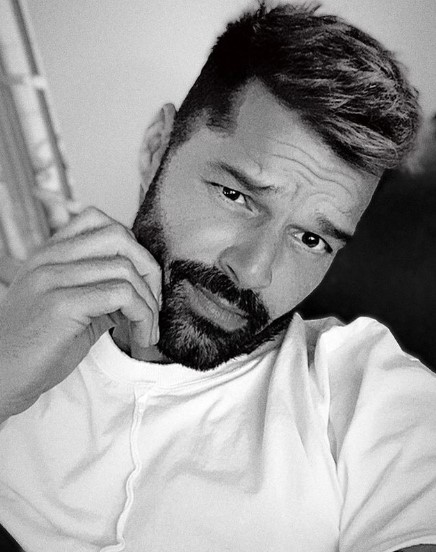 14歳息子の姿を公開したリッキー・マーティン（画像は『Ricky Martin　2020年11月13日付Instagram「¿Me afeito?」』のスクリーンショット）