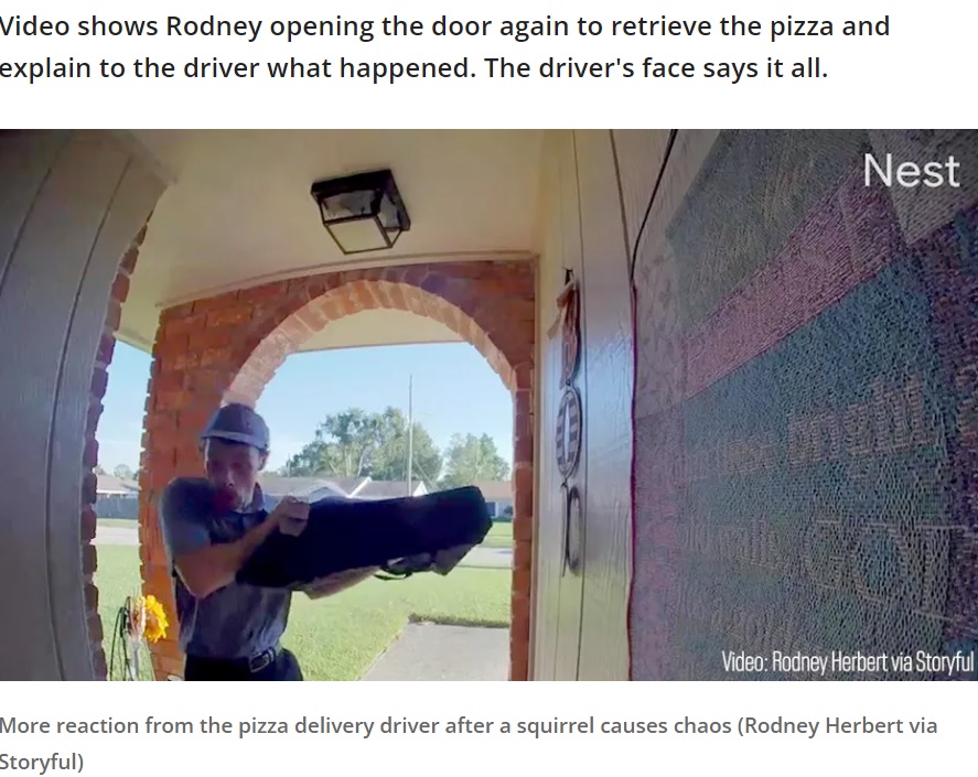 突然ドアが閉まり驚く配達員（画像は『FOX 5 Atlanta　2023年2月10日付「Wild video shows squirrel fly into home as door opens for pizza delivery」（Video:Rodney Herbert via Storyful）』のスクリーンショット）