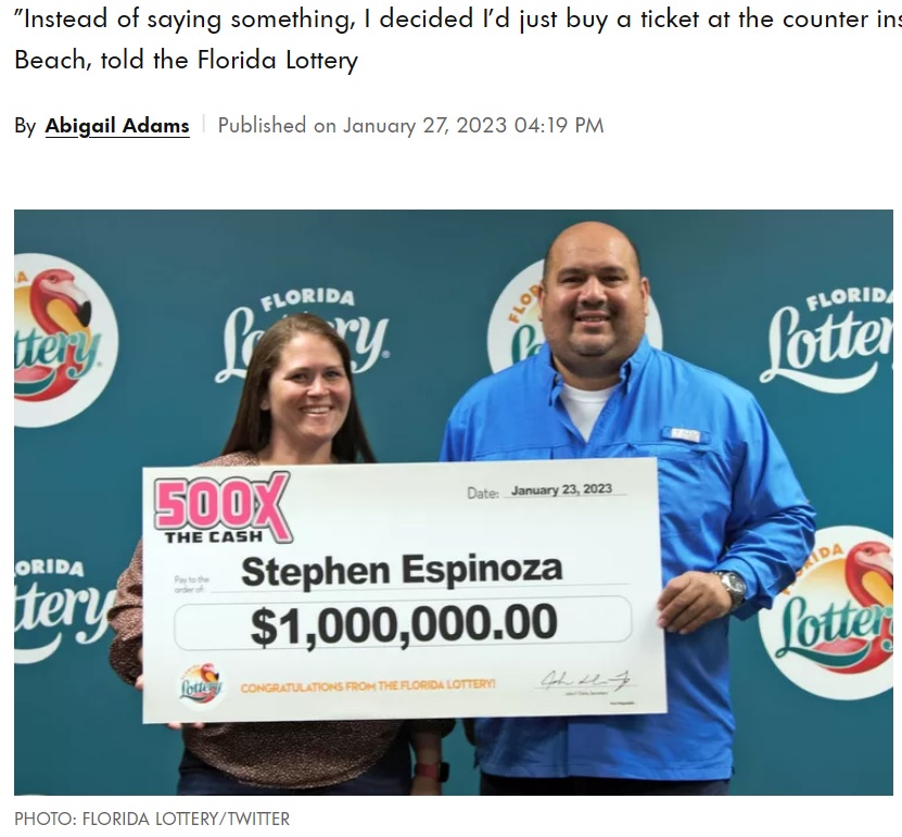 高額当選を果たしたスティーブンさん（右）（画像は『People.com　2023年1月27日付「Florida Man Wins ＄1M Lottery Prize After a Stranger Cut in Front of Him at a Ticket Machine」（PHOTO: FLORIDA LOTTERY/TWITTER）』のスクリーンショット）