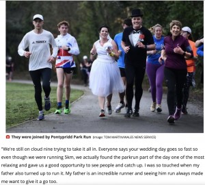 挙式当日の朝、地元ランニンググループ「Pontypridd Parkrun」の仲間たちと一緒に5キロのパークランを行った新婦のセリドウェン・ブーンさんと新郎のリチャード・アップルフォードさん（画像は『WalesOnline　2023年3月20日付「Bride and groom complete park run hours before their wedding」（Image: TOM MARTIN/WALES NEWS SERVICE）』のスクリーンショット）