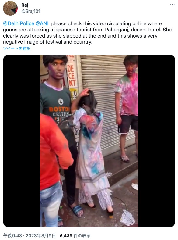 その場から離れる女性（画像は『Raj　2023年3月9日付Twitter「＠DelhiPolice ＠ANI please check this video circulating online where goons are attacking a japanese tourist from Paharganj, decent hotel.」』のスクリーンショット）