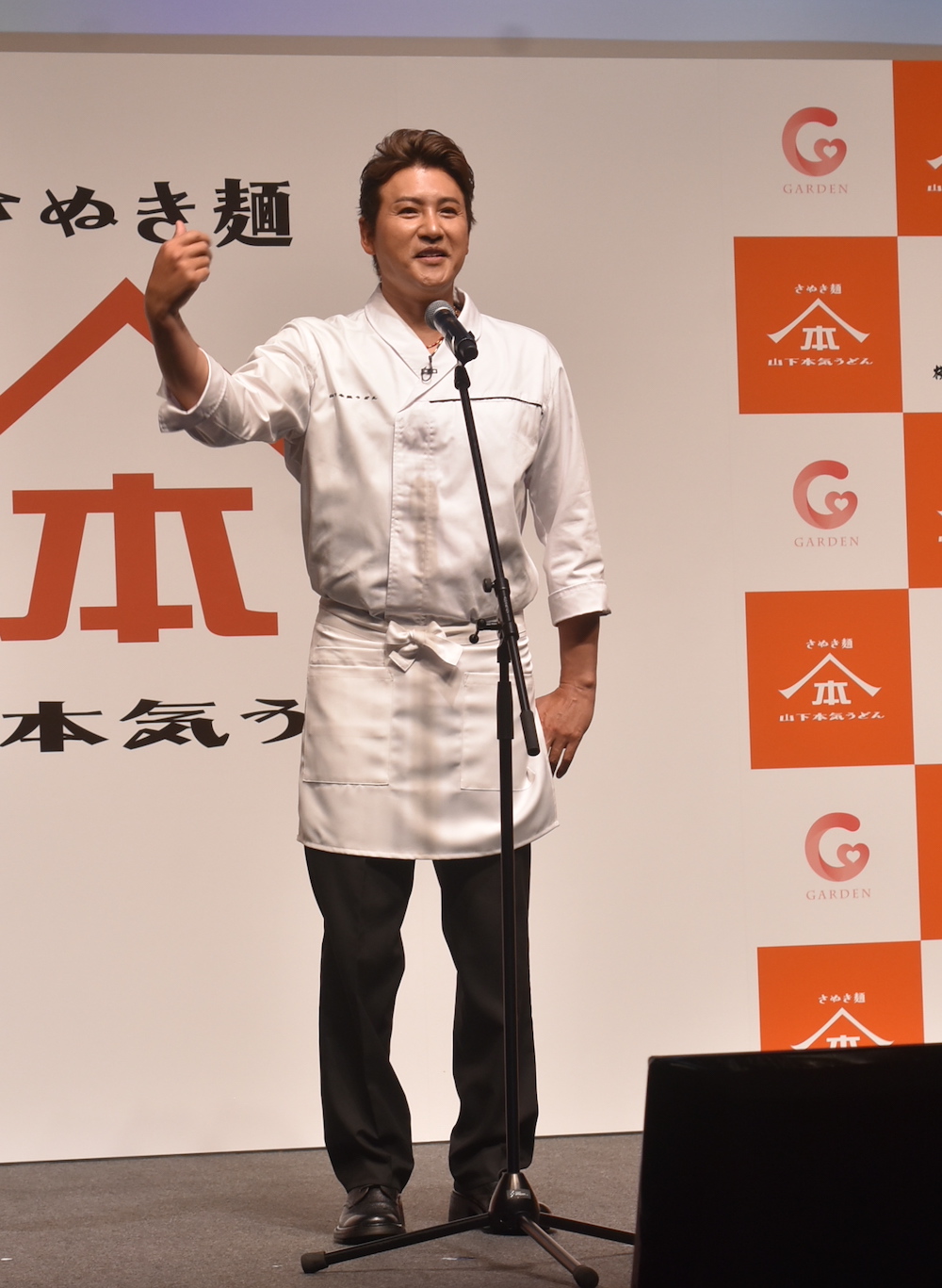 制服姿で登場した新庄剛志監督