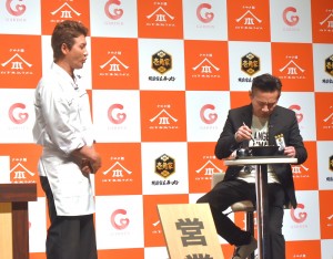 試食するインタビューマン山下を見守る新庄剛志監督