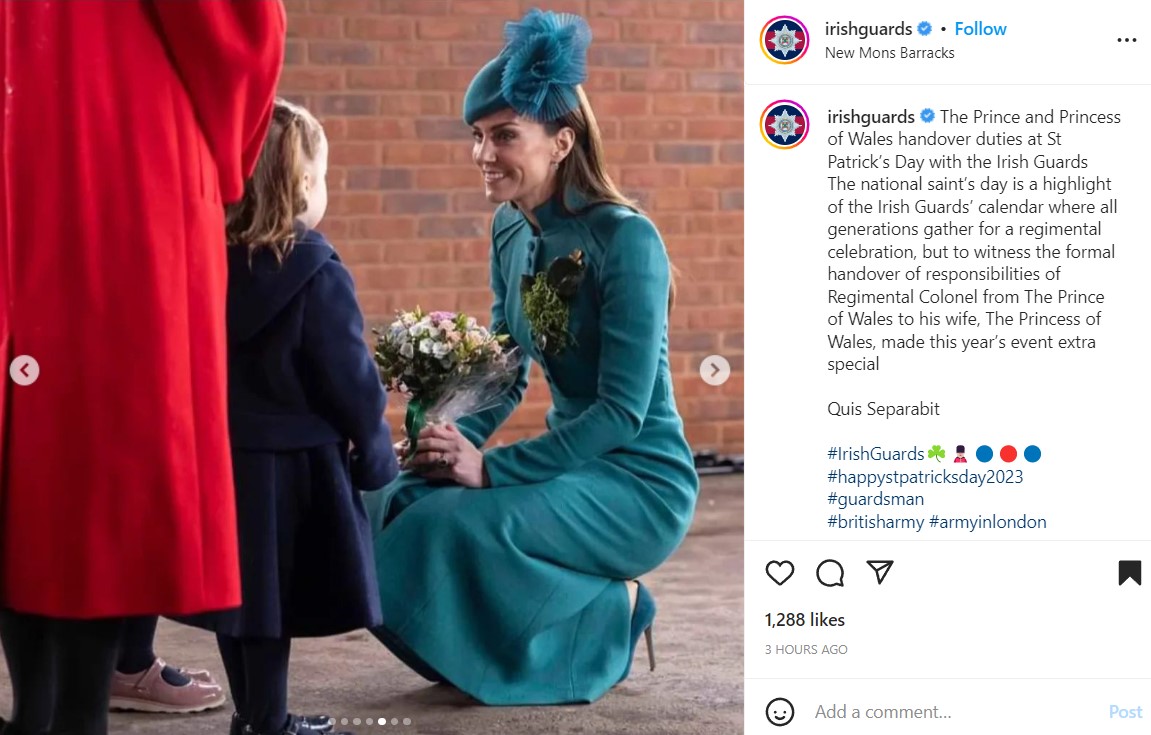 大きな飾りの下にはゴールドのブローチが輝いている（画像は『Irish Guards　2023年3月18日付Instagram「The Prince and Princess of Wales handover duties at St Patrick’s Day with the Irish Guards The national saint’s day is a highlight of the Irish Guards’ calendar where all generations gather for a regimental celebration,」』のスクリーンショット）