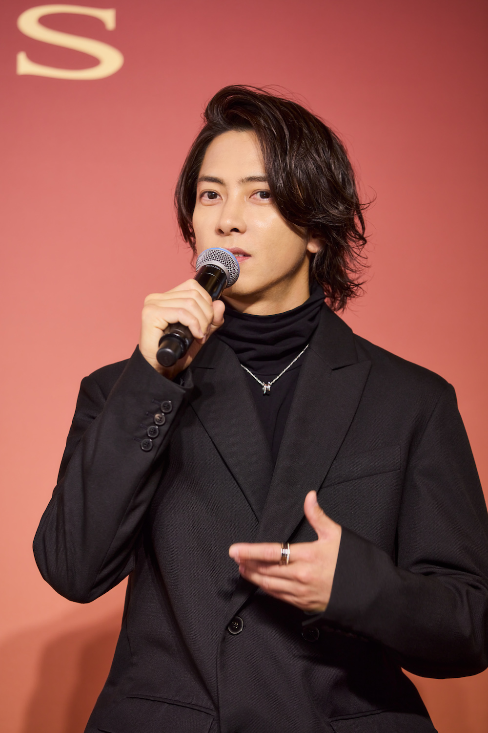 ブルガリの会見にクールなスーツで登場した山下智久