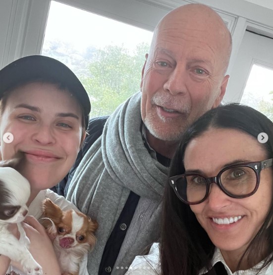 ブルースの誕生日を祝うデミと娘タルーラ（画像は『Demi Moore　2023年3月20日付Instagram「More from Bruce’s birthday yesterday」』のスクリーンショット）