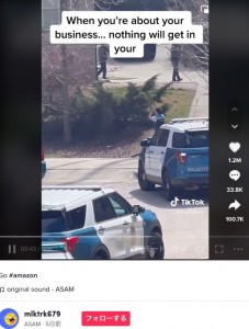 結局、小包を警察の特殊部隊員に手渡したアマゾン配達員。最後に「置き配」の写真を撮ってその場を離れる。そんな彼の姿に「給料を上げるべき」の声も（画像は『ASAM　2023年3月18日付TikTok「Go ＃amazon」』のスクリーンショット）